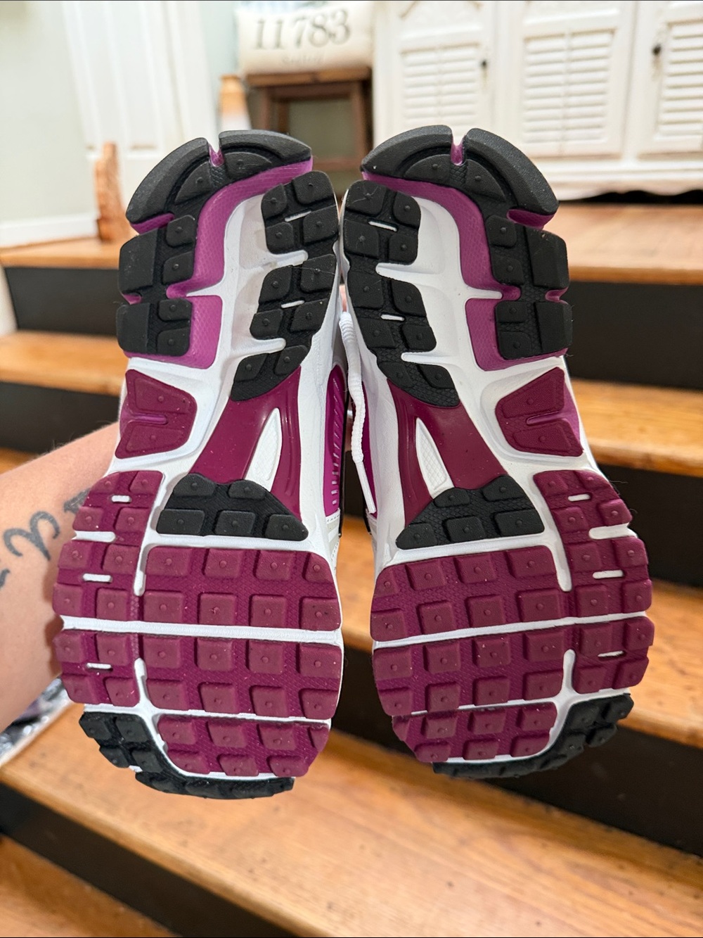 Nike girls Vomero 5 White & Pink Athletic Running Shoes - Picture 2 of 5